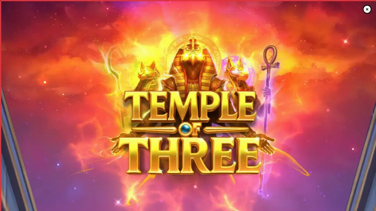 Interface do jogo Temple of Three com temática egípcia e estátuas de deuses.